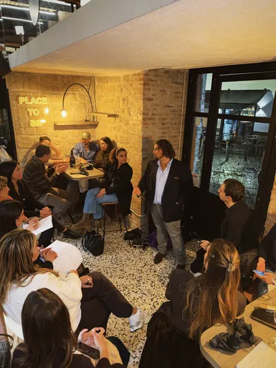 Atmosfera intima al Bridge Brew Bar durante un corso